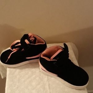 Like New Kids Black & Pink Fila High Top Gym Shoes Like New Kids Black & Pink Fila High Top Gym Shoes